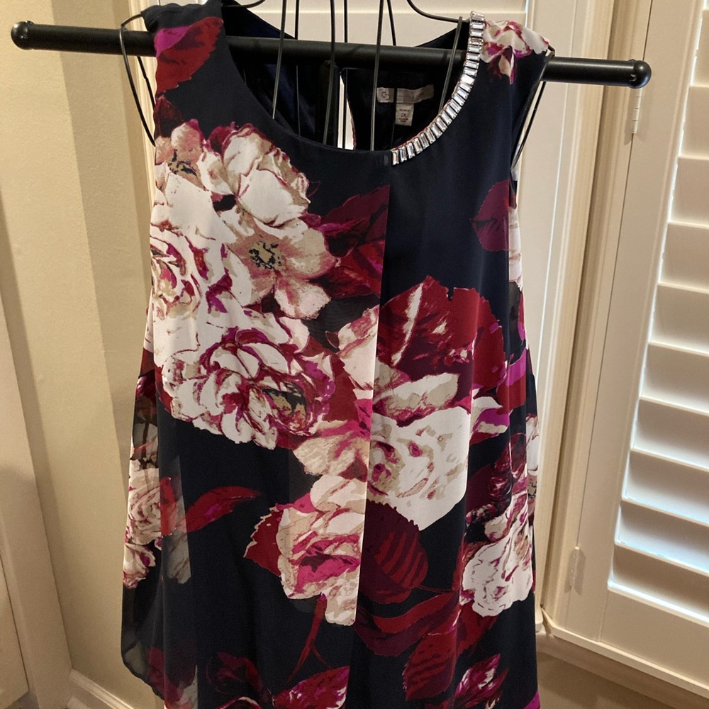 Gorgeous top with navy background